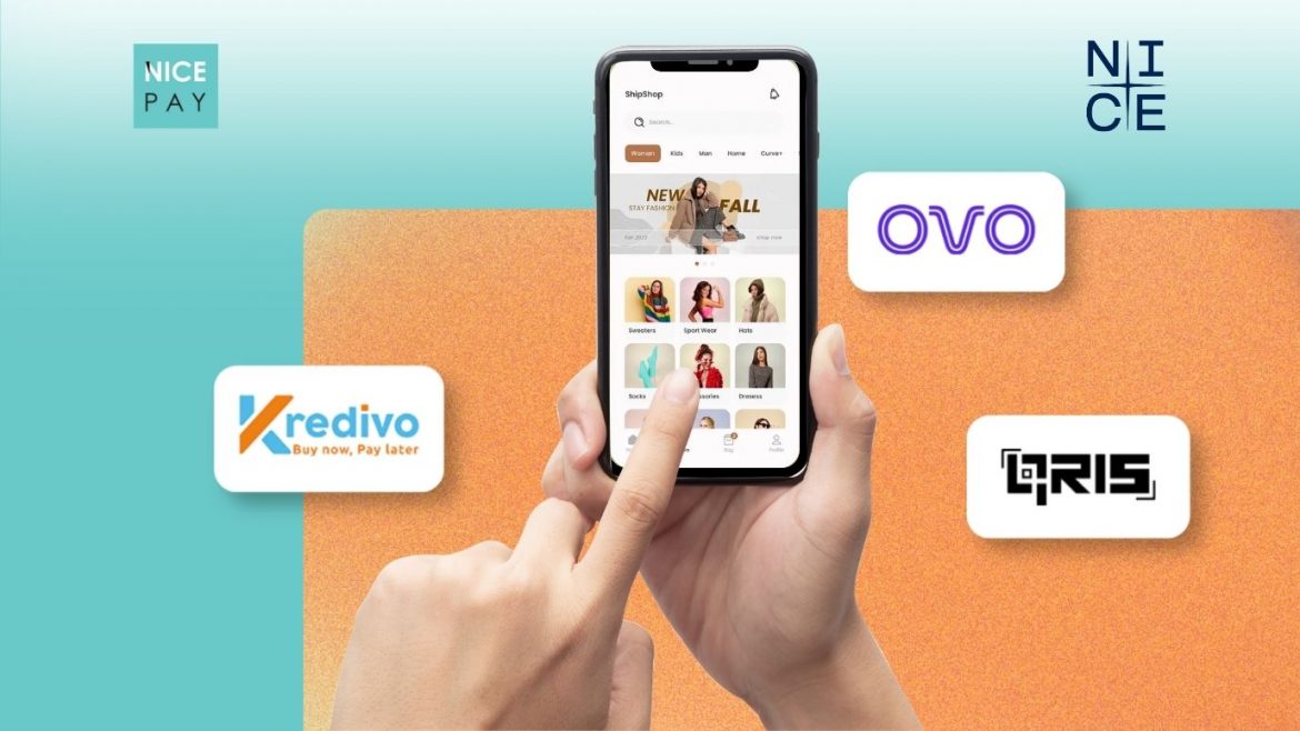 Tangan memegang hp membuka e-commerce disekitar ada logo kredivo, ovo dan qris